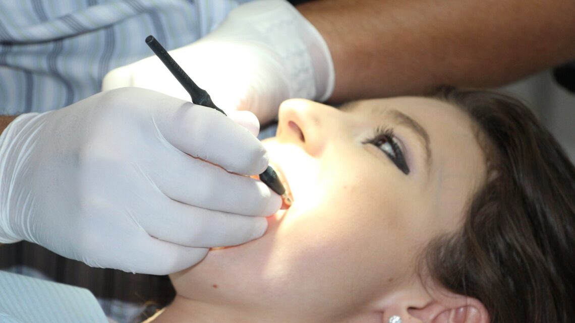 Kandydoza jamy ustnej – przyczyny oraz sposoby leczenia
