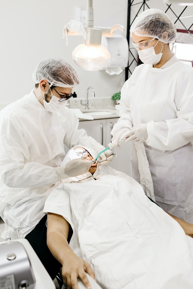 Paradontoza zębów – jak ją leczyć?