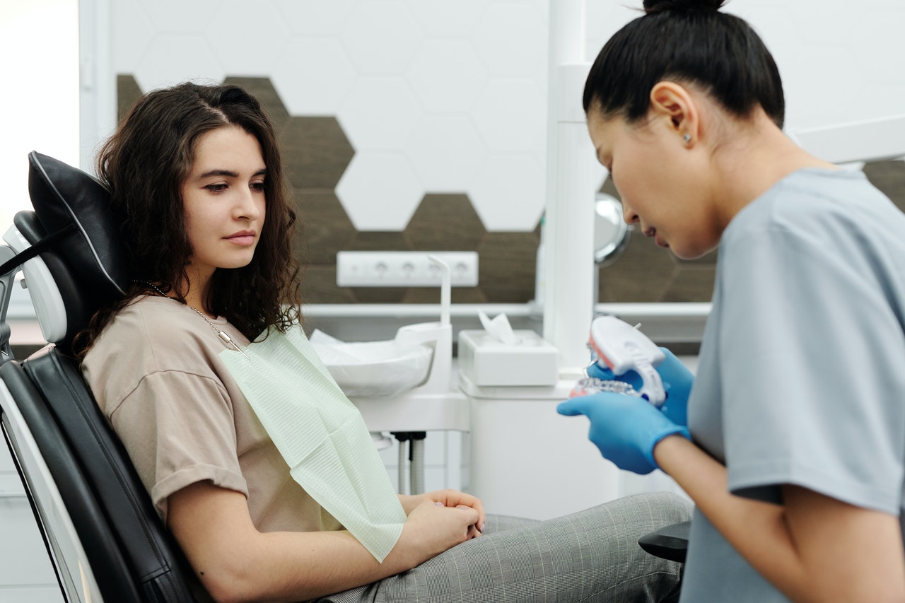 Zatrzymany ząb w dziąśle – czym jest i jak go leczyć?
